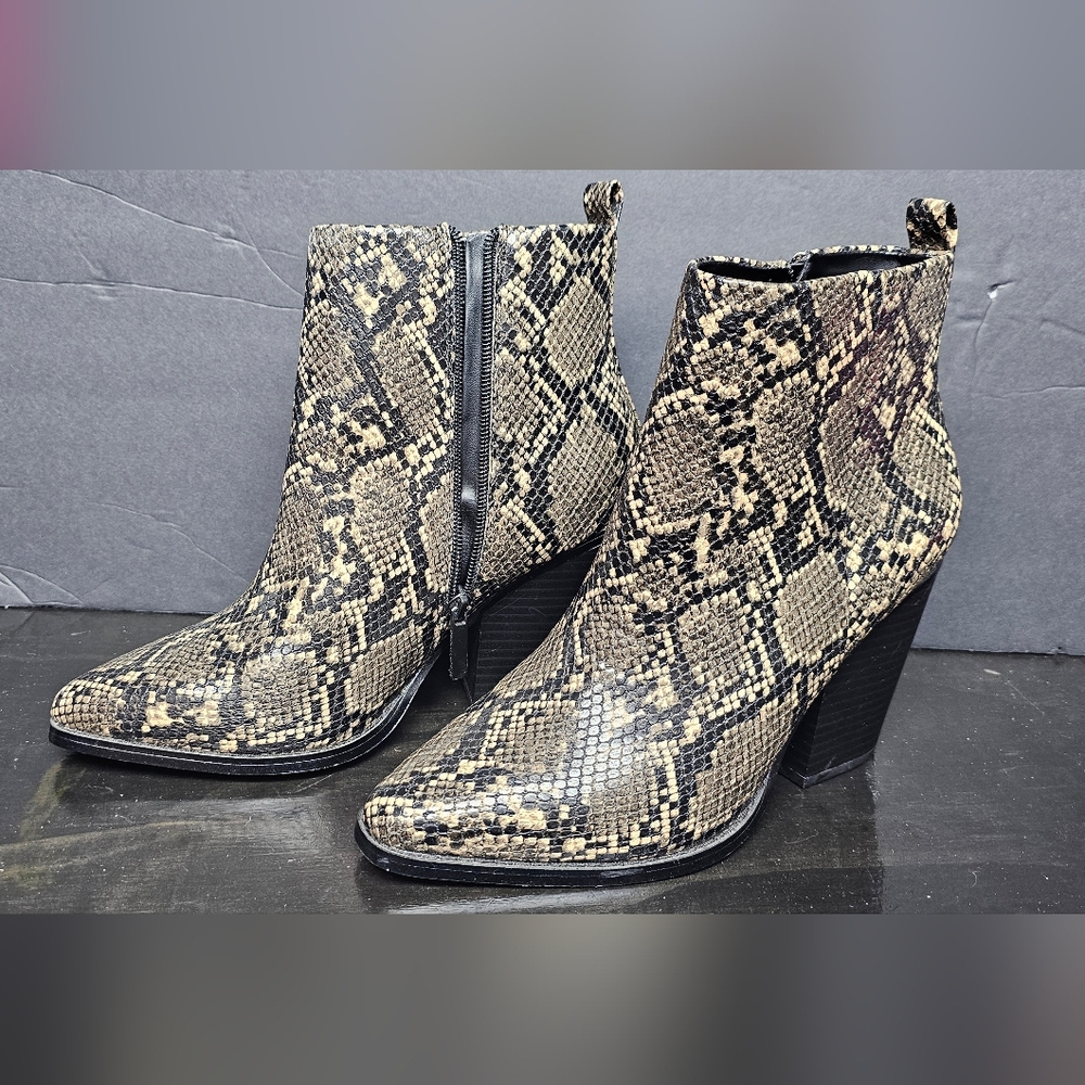 Kendall & Kylie snakeskin pointed toe animal print ankel boots